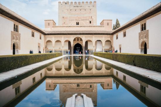 Le mura rosse dell'Alhambra di Granada con le montagne della Sierra Nevada